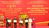Các tập thể, cá nhân có nhiều đóng góp tích cực trong công tác “Ươm mầm Hữu nghị” giai đoạn 2012-2022 nhận bằng khen  của Trung ương Hội Hữu nghị Việt Nam - Campuchia. Ảnh: TTXVN