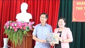 Đại diện Ban Tuyên giáo Tỉnh ủy Vĩnh Long và Ban Tuyên giáo Thành ủy Thành phố Hồ Chí Minh thực hiện nghi thức trao tặng sách
