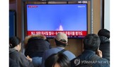 Người dân Hàn Quốc theo dõi thông tin Triều Tiên phóng tên lửa trên tivi tại ga Seoul, Hàn Quốc ngày 3-11-2022. Ảnh: YONHAP