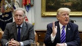 Chủ tịch Ủy ban Tài chính và Thuế vụ Hạ viện Richard Neal lắng nghe ông Donald Trump phát biểu trong cuộc họp với các thành viên của ủy ban vào tháng 9-2017. Ảnh: AP