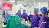 Các bác sĩ Bệnh viện Hữu nghị Việt Đức thực hiện ca phẫu thuật nội soi để giảm cân cho một bệnh nhân béo phì
