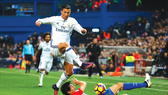 Savic (dưới) truy cản quyết liệt pha đi bóng của Ronaldo.
