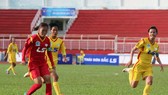 Quả bóng vàng nữ 2016 Huỳnh Như (trái) có cú đúp góp vào chiến thắng tưng bừng của TPHCM I.   Ảnh: Dũng Phương