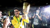 Marc Bartra trong ngày đăng quang cùng Dortmund ở Cúp nước Đức.