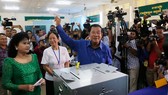 Thủ tướng Hun Sen đi bầu hội đồng phường, xã - Ảnh: Phnom Penh Post