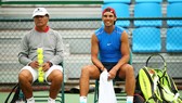Rafael Nadal bên cạnh ông chú Toni.