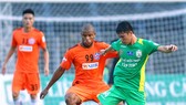 Đà Nẵng (trái) sẽ “dễ thắng” trước một Cần Thơ đang muốn đá cho xong để chuẩn bị mục tiêu trụ hạng V-League  Ảnh: Dương Thu