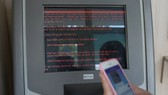 Thông báo đòi tiền chuộc hiện trên màn hình tại một điểm rút tiền của ngân hàng Oschadbank, Ukraine sau đợt tấn công - Ảnh: Reuters