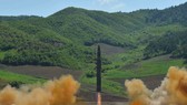 KCNA công bố hình ảnh phóng tên lửa đạn đạo xuyên lục địa (ICBM) Hwasong-14 ngày 4-7-2017