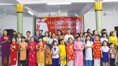 Các cháu bé ở Udon Thani đồng ca bài  Ai yêu Bác Hồ Chí Minh hơn thiếu niên nhi đồng