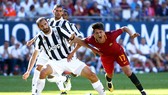 Giorgio Chiellini (trái, Juventus) tranh bóng với Cengiz Under (Roma) trong ICC 2017 ở Foxboro, Massachusetts.