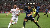 Danilo Dambrosio (phải, Inter) kiểm soát bóng trước Franck Ribery (Bayern Munich).