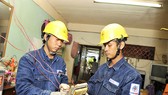 Nhân viên ngành điện TP hỗ trợ sửa chữa điện cho hộ nghèo