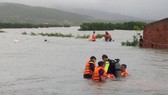   Lực lượng Cảnh sát PCCC&CNCH  tỉnh Thanh Hóa tìm kiếm, đưa thi thể anh Cường vào bờ