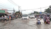 TPHCM: Mưa lớn ngập nhiều nơi, giao thông ùn ứ