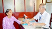 Lương y Trịnh Hữu Phúc đang khám bệnh nhân nghèo