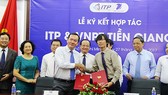 PGS-TS Nguyễn Anh Thi, Giám đốc ITP và ông Nguyễn Văn Thái, Giám đốc VNPT Tiền Giang trao đổi bản thỏa thuận