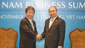 Thủ tướng Nguyễn Xuân Phúc tiếp Bộ trưởng Tái thiết kinh tế Nhật Bản Toshimitsu Motegi. Ảnh: VGP