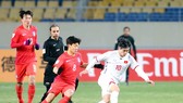 Công Phượng nỗ lực đi bóng trước các hậu vệ Hàn Quốc   Ảnh: ANH TRẦN 