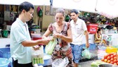 Tiểu thương sử dụng túi ni lông trong hoạt động mua bán tại một chợ ở TPHCM            Ảnh: THÀNH TRÍ