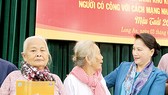 Chủ tịch Quốc hội Nguyễn Thị Kim Ngân thăm hỏi, trao quà tặng người nghèo ở   Long An.  Ảnh: TTXVN