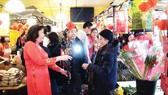 Người Việt tham gia phiên chợ ngày tết tổ chức tại chùa Phúc Lâm ở Đức          Ảnh: Minh Đan 