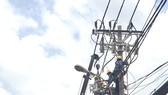 Công nhân Công ty Điện lực Sài Gòn bảo trì, nâng cấp lưới điện trên đường Cách Mạng Tháng Tám (quận 3)