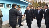 Phái đoàn Triều Tiên bước qua biên giới đến Hàn Quốc đàm phán hồi tháng 1/2018. Ảnh: EPA