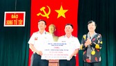 Chủ tịch HĐND TPHCM Nguyễn Thị Quyết Tâm trao quà tặng cán bộ, chiến sĩ đảo Song Tử Tây