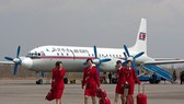  Các tiếp viên hàng không và máy bay của hãng Air Koryo Triều Tiên (Ảnh: Paul Filmer)