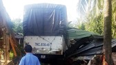 Xe tải mất lái tông sập nhà dân, 3 người cấp cứu