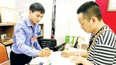 Người dân chứng thực giấy tờ ngoài giờ hành chính tại UBND phường Bến Thành, quận 1, TPHCM