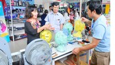 Người tiêu dùng chọn mua quạt điện Bifan sản xuất trong nước Ảnh: CAO THĂNG