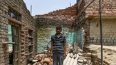 Một người đàn ông Ấn Độ đứng trên đống đổ nát của ngôi nhà đã bị phá hủy trong cơn bão. (Nguồn: Sky News)