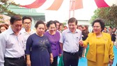 Chủ tịch UBND TPHCM Nguyễn Thành Phong tham quan Công ty cổ phần Việt Nam Kỹ nghệ Bột mì Ảnh: THANH HẢI