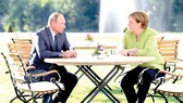 Tổng thống Nga Vladimir Putin và Thủ tướng Đức Angela Merkel hội đàm ở Schloss Meseberg