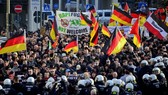 Người dân Đức biểu tình phản đối việc chính phủ nước này tiếp nhận số lượng lớn người tị nạn. (Nguồn: Al Jazeera)