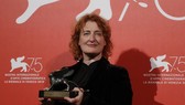 Đạo diễn Jennifer Kent  nhận Giải thưởng Đặc biệt của ban giám khảo 