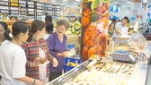 Người dân An Giang mua sắm tại siêu thị Co.op Mart Tân Châu