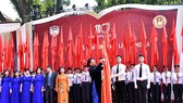Chủ tịch Quốc hội Nguyễn Thị Kim Ngân trao Huân chương Độc lập hạng Ba cho THPT Chu Văn An. Ảnh: Đại biểu Nhân dân