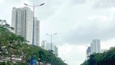 Các công trình thương mại, nhà ở cao tầng dọc xa lộ Hà Nội xây dựng không có hàng rào, kết hợp trồng cây xanh     Ảnh: HUY ANH
