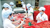 Lạp xưởng - mặt hàng được sản xuất nhiều, cung ứng thị trường tết Ảnh: THÀNH TRÍ