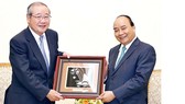 Thủ tướng Nguyễn Xuân Phúc tặng bức tranh lưu niệm cho ông Koichi Miyata, Chủ tịch Tập đoàn Tài chính Sumitomo Mitsui Financial Group    Ảnh: TTXVN     