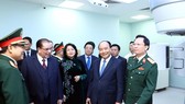 Thủ tướng Nguyễn Xuân Phúc thăm Khoa xạ trị, xạ phẫu Bệnh viện Trung ương Quân đội 108 Ảnh: TTXVN