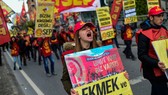 Hàng ngàn người biểu tình phản đối giá cả leo thang tại Thổ Nhĩ Kỳ. Ảnh: rte.ie