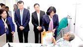 Phó Chủ tịch nước Đặng Thị Ngọc Thịnh trao quà bệnh nhân ung thư
