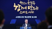 Tổng thống Hàn Quốc Moon Jae-in phát biểu tại sự kiện công bố kế hoạch xây dựng hai thành phố thông minh Busan và Sejong, tại Busan, ngày 13/2/2019. Ảnh: Yonhap/TTXVN