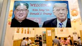 Một nhà hàng của Hàn Quốc ở Hà Nội giương ảnh chào mừng Hội nghị thượng đỉnh Mỹ - Triều Tiên    Ảnh: GETTY IMAGES
