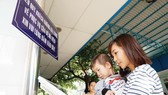 Người dân đánh giá mức độ không hài lòng tại ki-ốt khảo sát đặt tại Bệnh viện Nhi đồng 1, TPHCM Ảnh: THÀNH SƠN