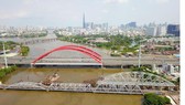 Cầu xe lửa Bình Lợi mới đang được xây giữa cầu xe lửa cũ và cầu đường bộ mới     Ảnh: HOÀNG HÙNG